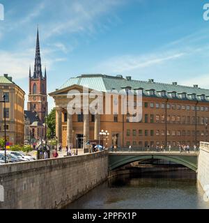 Sveriges Riksdag, autorità centrale della Svezia con torre della chiesa di Klara all'estremità, città vecchia, Gamla Stan, Stoccolma, Svezia Foto Stock