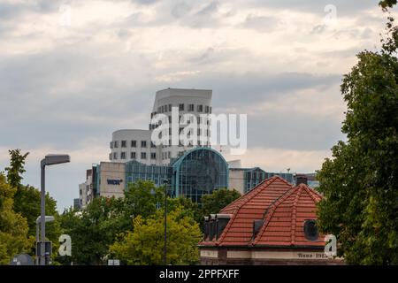 DÃ¼sseldorf, Germania 07 20 2022: WDR Westdeutscher Rundfunk centrale a Dusseldorf con il logo WDR e gli edifici Ghery sullo sfondo della trasmissione radiofonica e della produzione televisiva Medienhafen Dusseldorf Foto Stock