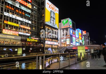 Cartelloni pubblicitari illuminati al Ponte Ebisu sul Canale Dotonbori a Osaka, Giappone Foto Stock