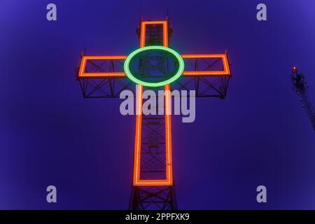 SHERBROOKE, CANADA - 22 LUGLIO 2022: Monumento commemorativo al neon illuminato a Mont-Bellevue, Sherbrooke, Quebec, Estrie, Canada Foto Stock