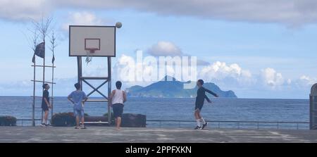 Campo da pallacanestro di fronte al tempio Daxi Da'an! Seduto sulla vista mare da sogno dell'Isola di Guishan, Contea di Yilan, Taiwan Foto Stock