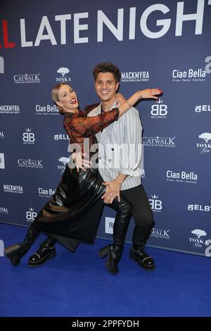 Patricija e Alexandru Ionel, shopping notturno nel centro commerciale Alstertal AEZ, Amburgo, 23.09.2022 Foto Stock