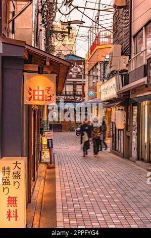 Backstreet di Nakano stazione dove è Japanese Soba noddles ristoranti con signes illuminato dove è inscritto libero ammucchiamento. Foto Stock