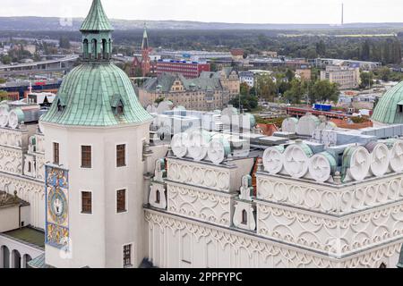 Vista aerea del Castello Ducale con la torre dell'orologio con un orologio barocco decorativo, Stettino, Polonia Foto Stock