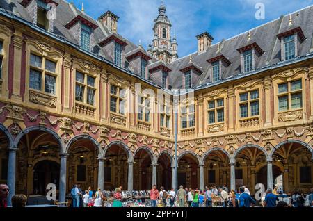 LILLE, FRANCIA - 17 AGOSTO 2013: Mercato delle pulci presso la Vieille Bourse (Borsa Vecchia) a Lille, nel nord della Francia Foto Stock