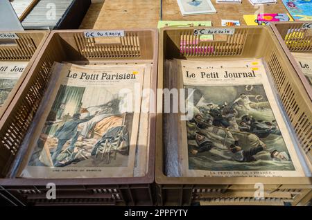 LILLE, FRANCIA - 17 AGOSTO 2013: Vecchie riviste, libri e articoli vari in un mercato delle pulci alla Vieille Bourse (Old Stock Exchange) a Lille, Francia settentrionale Foto Stock