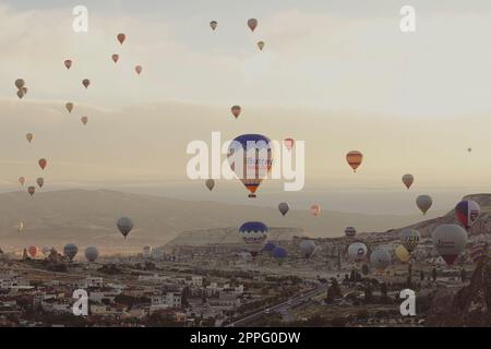 mongolfiere ot nel cielo all'alba in turchia Foto Stock