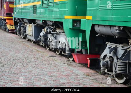 Le ruote di un russo moderno treno elettrico con ammortizzatori e dispositivi di frenatura. Il lato della cabina Foto Stock
