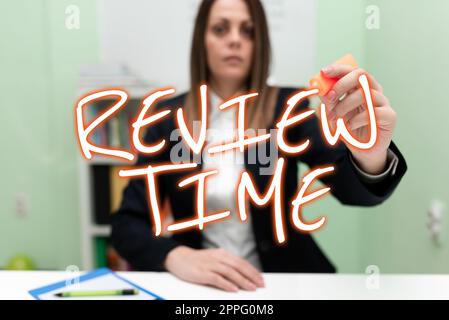 Segno di testo che mostra l'ora di revisione. Internet concetto situazione o sistema il suo esame formale da parte di autorità persone Foto Stock