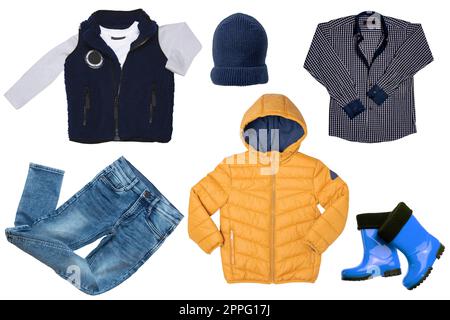 Collage di vestiti per bambini. Jeans denim o pantaloni, stivali, una giacca pioggia o piumino, un giubbotto in pelliccia, una camicia e un berretto per bambini isolati su uno sfondo bianco. Abbigliamento concept primavera autunno e inverno. Foto Stock