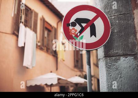 Cartelli stradali cambiati, disegni e slogan interessanti per le strade della città. Foto Stock