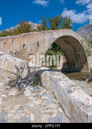 Ponte vecchio o grande ponte sul fiume Megalopotamos a Creta Foto Stock