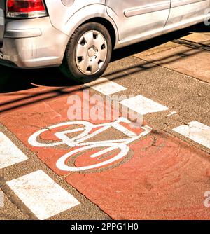 Pista ciclabile, simbolo della bicicletta come segnaletica orizzontale o segnaletica stradale su una strada Foto Stock