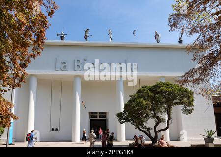 La facciata del Padiglione centrale della Biennale si trova a Giardini a Venezia. Italia Foto Stock