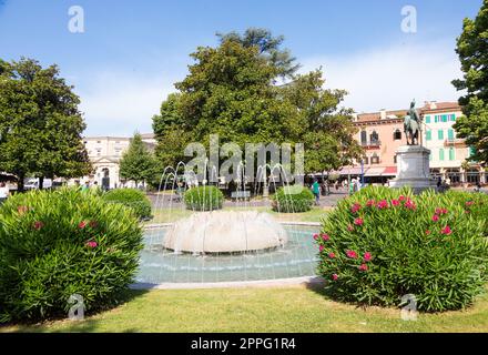 Verona, Italia - Giugno 2022: La Fontana delle Alpi, situata nel giardino di Piazza Bra. Foto Stock