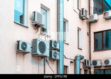 Condizionatori d'aria per ufficio per la ventilazione e il raffreddamento dell'aria o per il riscaldamento della stanza Foto Stock