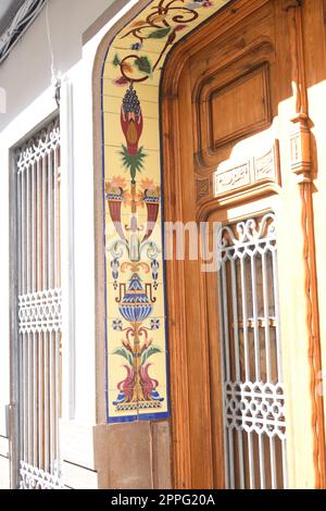 Facciate di case, paesaggi urbani ad Aldaia, provincia di Valencia, Spagna, marzo 2023 Foto Stock