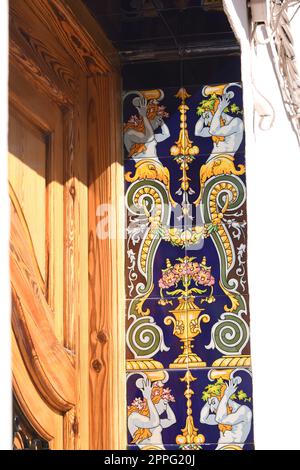 Facciate di case, paesaggi urbani ad Aldaia, provincia di Valencia, Spagna, marzo 2023 Foto Stock