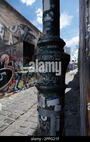 Graffiti sulle pareti e un lampione su una strada nel sobborgo interno di Fitzroy a Melbourne, Australia Foto Stock