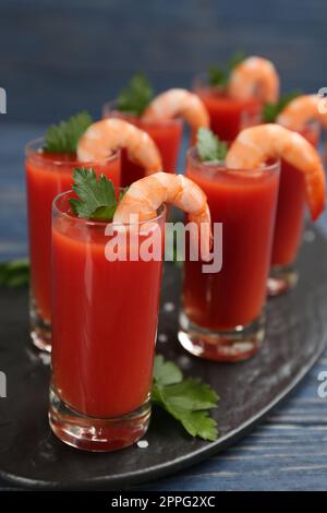 Bicchieri di cocktail di gamberetti con salsa di pomodoro su tavola di ardesia Foto Stock