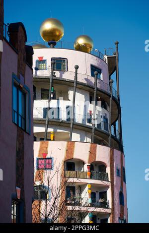 Dettaglio della Hundertwasserhaus di Magdeburg, l'ultimo progetto dell'architetto Hundertwasser, preso da una strada pubblica nel centro della città Foto Stock