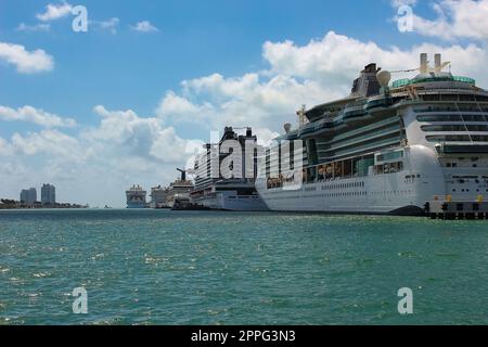 Porto di Miami con navi da crociera. Miami è un porto importante negli Stati Uniti per le navi da crociera. Foto Stock