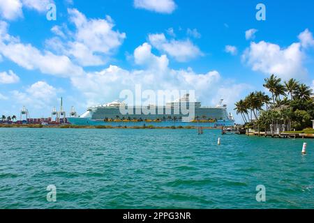 Porto di Miami con navi da crociera. Miami è un porto importante negli Stati Uniti per le navi da crociera. Foto Stock