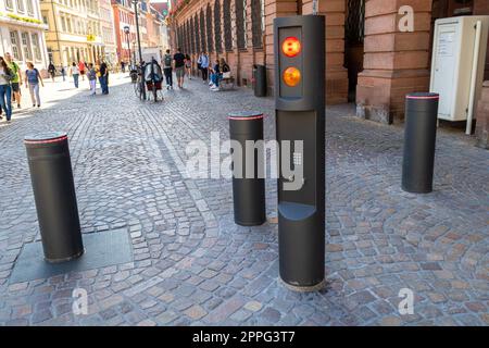 Heidelberg, Germania: Giugno 2. 2022: paletti retrattili per proteggere la zona pedonale dagli attacchi terroristici con i veicoli Foto Stock