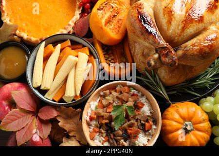 Festa tradizionale del giorno del Ringraziamento con deliziosi tacchino cotto e altri piatti di stagione come sfondo, vista dall'alto Foto Stock