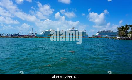 Porto di Miami con navi da crociera. Miami è un porto importante negli Stati Uniti per le navi da crociera. Foto Stock