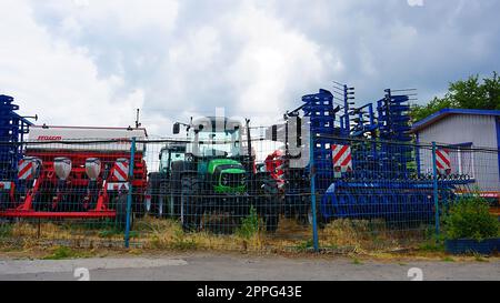 Aratro a disco grande, traino per trattori per l'aratura di campi Foto Stock