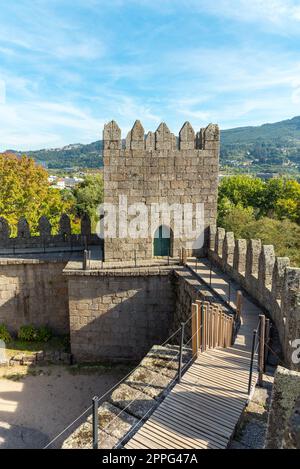 Tieni il castello di GuimarÃ nel nord del Portogallo Foto Stock