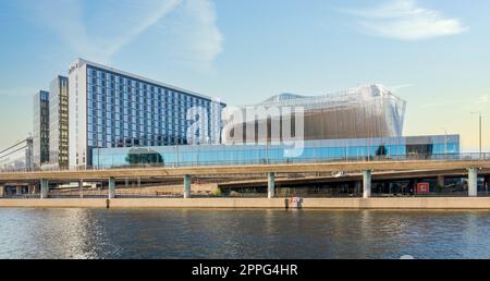 Waterfront Congress Centre, un edificio di architettura moderna del 2011 costruito sul ponte Klarabergsviadukten a Stoccolma, Svezia Foto Stock