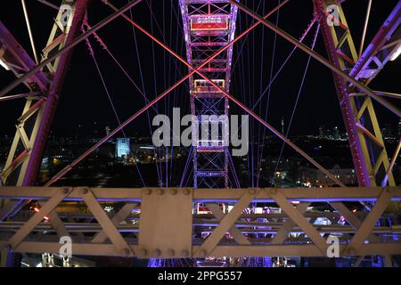 Riesenrad am Abend im groÃŸen VergnÃ¼gungspark 'Prater' a Wien, Ã–sterreich, Europa - ruota panoramica la sera nel grande parco divertimenti 'Prater' a Vienna, Austria, Europa. Foto Stock