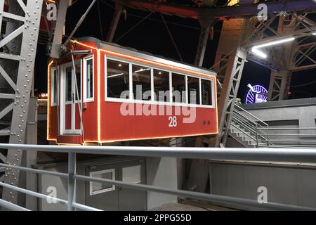 Riesenrad am Abend im groÃŸen VergnÃ¼gungspark 'Prater' a Wien, Ã–sterreich, Europa - ruota panoramica la sera nel grande parco divertimenti 'Prater' a Vienna, Austria, Europa. Foto Stock