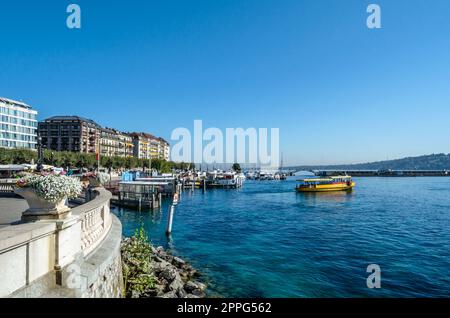 GINEVRA, SVIZZERA - 4 SETTEMBRE 2013: Vista degli edifici di Ginevra, sulle rive del lago Leman Foto Stock