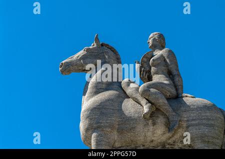 GINEVRA, SVIZZERA - 4 SETTEMBRE 2013: Veduta della statua "Colombe de la Paix" ("colomba della Pace"), situata a Ginevra, realizzata dallo scultore svizzero Frederic Schmied (1893-1972) Foto Stock