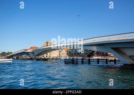 Inderhavnsbroen (Ponte interno del porto), ponte pedonale e ciclista, Copenaghen, Danimarca Foto Stock