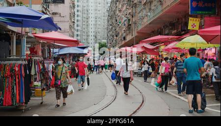 North Point, Hong Kong 17 agosto 2020: Tram in movimento nel mercato umido di Hong Kong Foto Stock