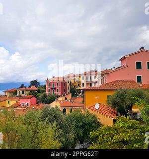 Architettura colorata del piccolo villaggio di pescatori di Tellaro, cinque Terre, Liguria, Italia Foto Stock