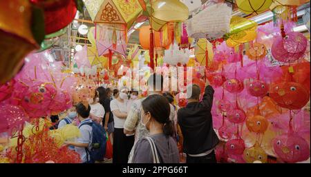 Yuen Long, Hong Kong 09 settembre 2021: Vendita tradizionale lanterna di metà autunno nel mercato umido a Hong Kong Foto Stock