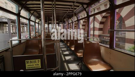 Hong Kong 17 settembre 2021: Tram vuoto in movimento in città Foto Stock