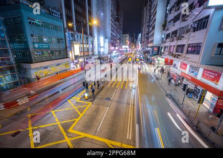 Mong kok, Hong Kong 22 ottobre 2021: Strada cittadina di Hong Kong di notte Foto Stock