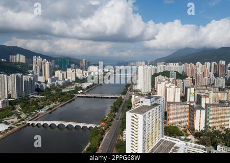 Sha Tin, Hong Kong 09 novembre 2021: Vista dall'alto del quartiere residenziale di Hong Kong Foto Stock