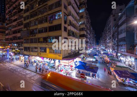 Mong Kok, Hong Kong 03 novembre 2021: Hong Kong fa Yuen Street di notte Foto Stock