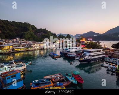 Lei Yue Mun, Hong Kong 28 novembre 2021: Volo drone Hong Kong villaggio di pescatori di notte Foto Stock
