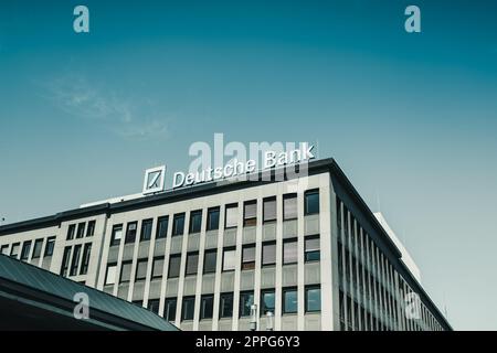 Mannheim, Germania - 17 giugno 2022: Il logo della Banca tedesca (Deutsche Bank) sull'edificio degli uffici Foto Stock