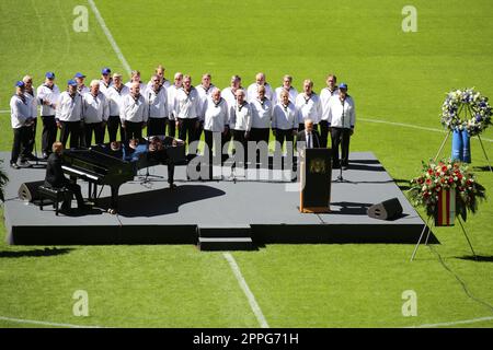 Joja Wendt & Seemanschor Hamburg,Peter Tschentscher,Funeral Uwe Seeler,Volkasparkstadion,10.08.2022 Foto Stock