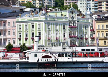 Der Dampfer 'Giselaa' vor dem Rathaus a Gmunden am Traunsee (Salzkammergut, OberÃ¶sterreich, Ã–sterreich) - la barca a vapore 'Giselaa' di fronte al municipio di Gmunden vicino al lago Traunsee (Salzkammergut, alta Austria, Austria). Foto Stock