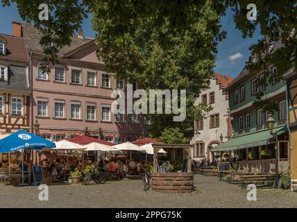 Ristoranti con gli ospiti nella storica Schlossplatz a Francoforte-Hoechst, germania Foto Stock